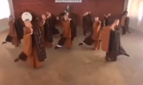 中国「文艺僧」跳舞的影片引发热议。（图翻摄自微博）(photo:LTN)