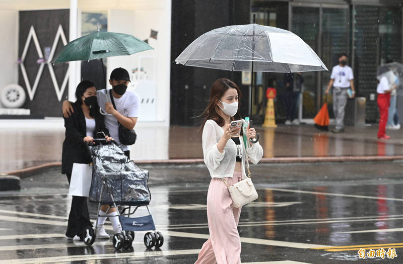 週六各地都有降雨機率，北部、東北部還有各地山區的雨勢可能較大，請特別留心。（記者田裕華攝）