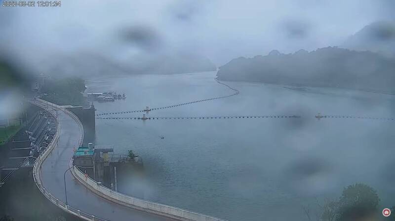受軒嵐諾颱風外圍環流影響，石門水庫即時影像顯示當地降雨中。（圖擷取自桃園智慧旅遊雲YouTube頻道）

