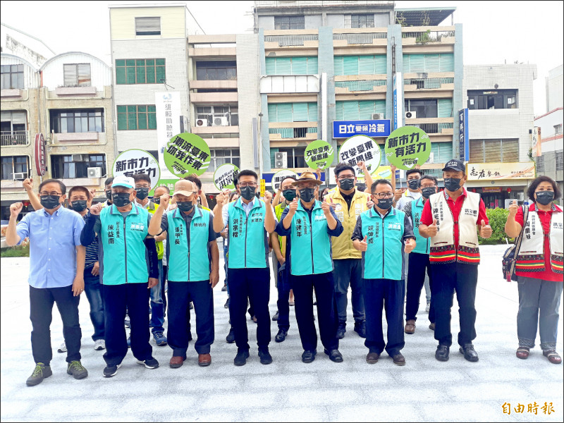 民進黨提名的洪宗楷（左四）昨登記參選台東市長，立委劉櫂豪（左一）陪同，賴坤成（右三）則擔任競選總幹事。（記者黃明堂攝）