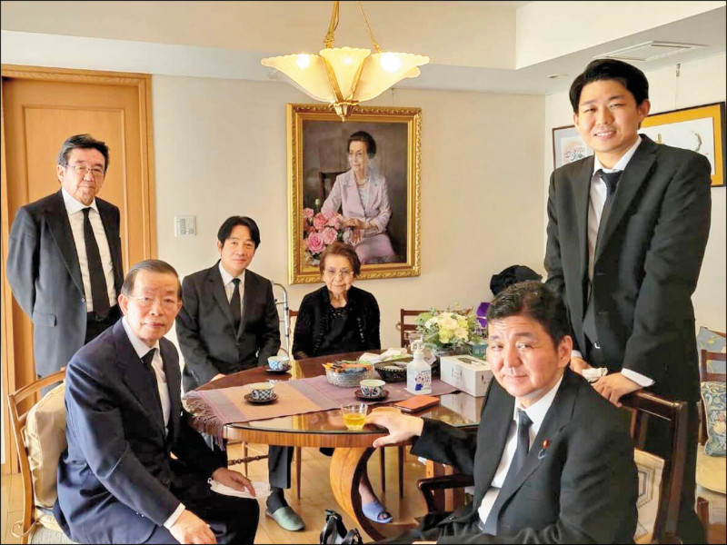 副總統賴清德由駐日代表謝長廷作陪,與安倍家人合照。(取自岸信夫臉書) 副總統賴清德由駐日代表謝長廷作陪,與安倍家人合照。(取自岸信夫臉書)