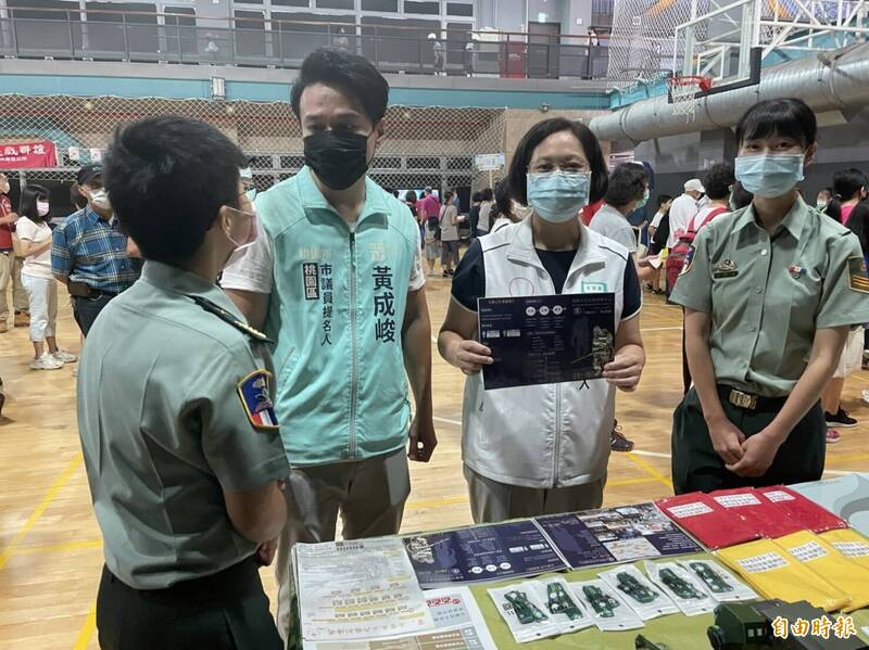 民眾黨桃園市長參選人賴香伶走訪陸總部招募新兵的攤位，並慰問官兵辛苦。（記者謝武雄攝）