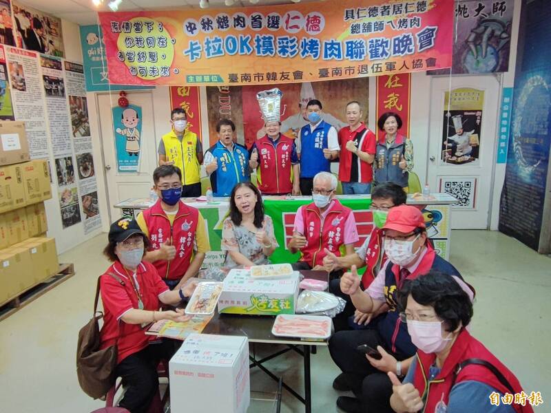 南市韓友會將舉辦中秋捐血與烤肉活動,今天熱鬧造勢。(記者吳俊鋒攝) 南市韓友會將舉辦中秋捐血與烤肉活動,今天熱鬧造勢。(記者吳俊鋒攝)