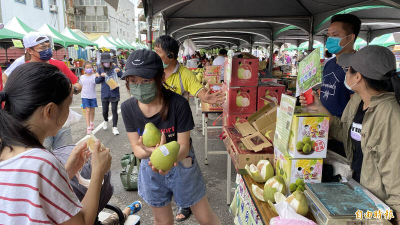 麻豆文旦節有柚香市集展售在地柚農種植的麻豆文旦。（記者楊金城攝）