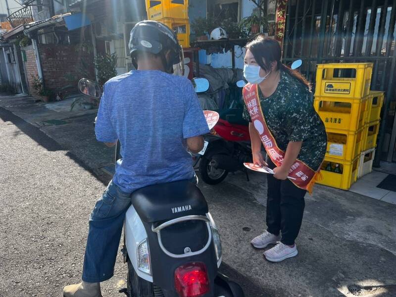 台灣基進議員參選人楊佩樺（右）穿著迷彩服，深入大寮眷村深藍鐵票區拜票，喊出「軍眷參政、勇敢反共」口號。（楊佩樺提供）