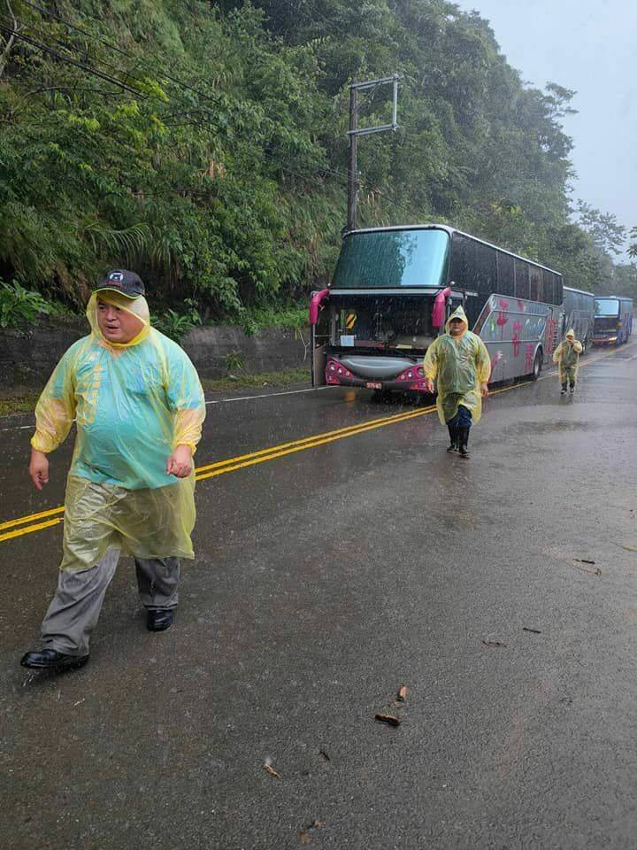 受軒嵐諾颱風及其外圍環流影響，苗栗縣降雨不斷，南庄鄉苗21線3.7公里處，今天中午發生山壁土石崩落，造成3輛遊覽車、10多輛小客車受阻，經公所派機具搶通，但隨後因雨勢加劇又出現土石流而中斷，將俟雨勢減緩再行搶通。（楊文昌提供）