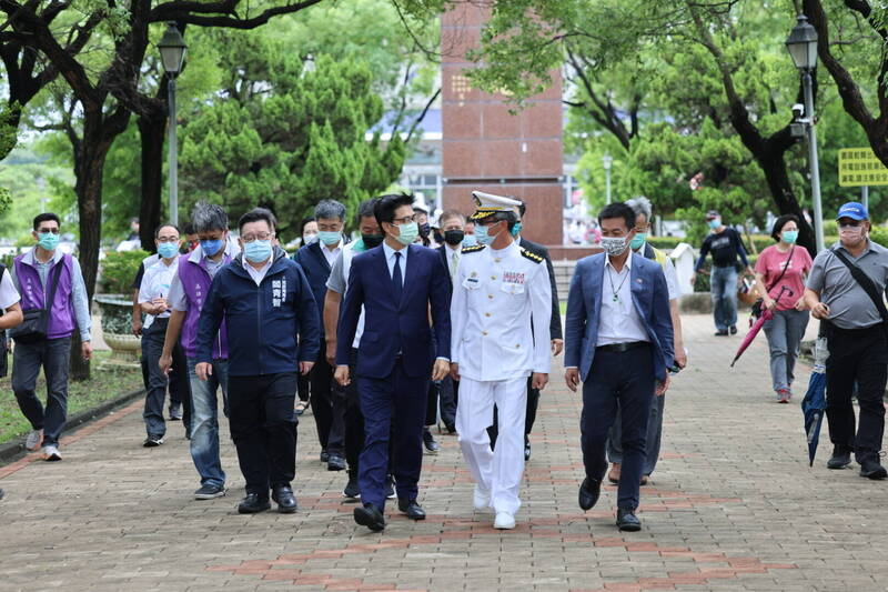 九三軍人節，高雄市長陳其邁（前排右三），前往軍人忠靈祠鳥松園區參加秋祭典禮。（高市府提供）