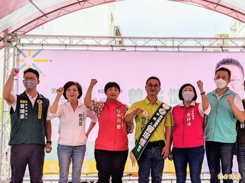 民進黨南投縣長參選人蔡培慧（左三），力挺曾琮愷（右三）競選縣議員，同黨縣議員廖梓佑（右二），南投市、草屯鎮、名間鄉長參選人賴燕雪（左二）、曾煌棊（左一）、陳翰立（右一）也到場展現大團結。（記者劉濱銓攝）