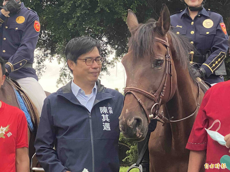 陳其邁（左）見觀光騎警隊馬兒有點「驚驚」。（記者黃旭磊攝）