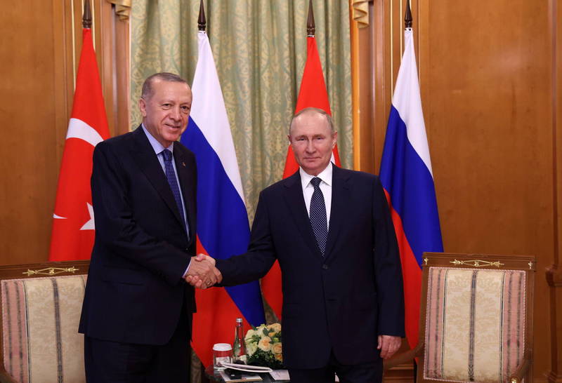 土耳其总统艾多根（左）本日对俄罗斯总统普廷（右）表示，土国愿意再次扮演协调者，解决札波罗热核电厂争议。（欧新社资料照）(photo:LTN)