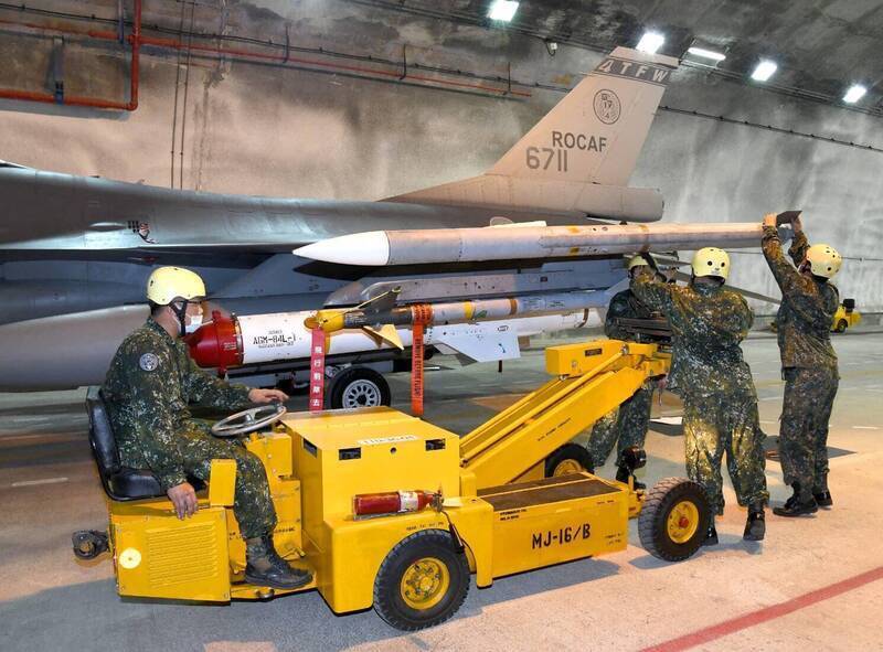 During the ROC's Hankuang exercise, officers and soldiers of the ROC Air Force mounted AIM-120 medium-range air-to-air missiles (top, white warheads) and AIM-9 short-range air-to-air missiles (middle, yellow warheads) for F16 fighter jets ), as well as the air-launched Harpoon anti-ship missile (below, red warhead), loading out for sea battle. （民國空軍）