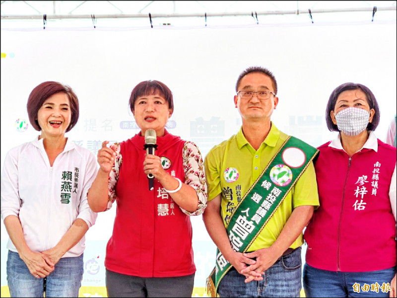 民進黨南投縣議員參選人曾琮愷（右二）成立競選總部，縣長參選人蔡培慧（左二）站台力挺，同黨南投市長參選人賴燕雪（左一）、縣議員廖梓佑（右一）也來相挺。（記者劉濱銓攝）