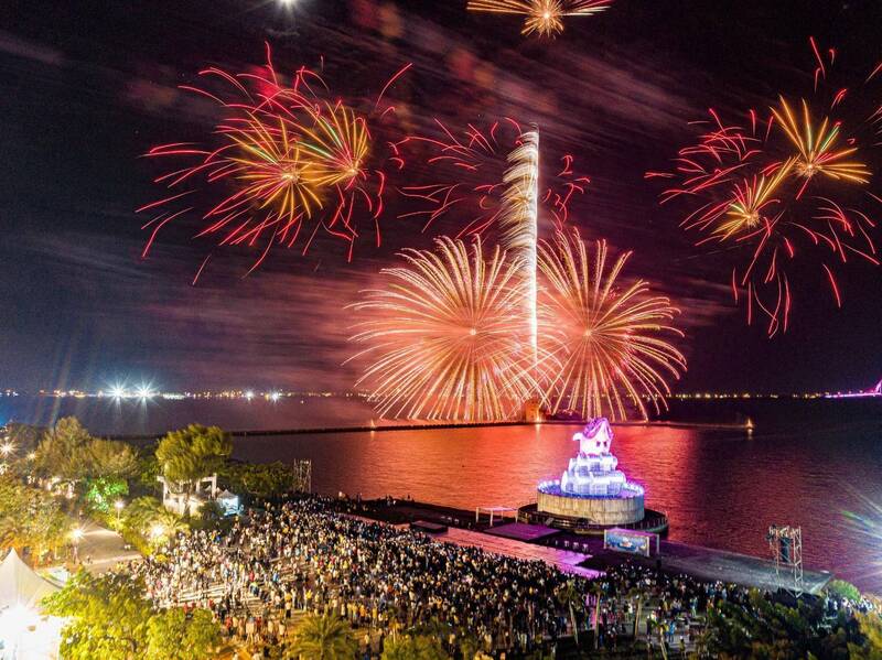 屏東FUN暑假夏日狂歡祭以長達480秒的煙火為活動閉幕，37天活動期間共湧入200萬人次。（屏縣府提供）