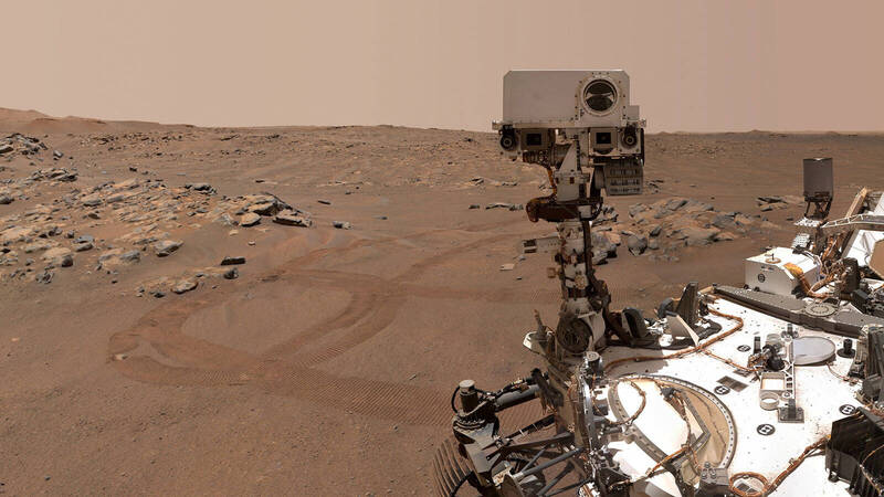 火星探测车「毅力号」（Perseverance）上方的「火星氧气就地资源利用实验仪」（MOXIE）成功从火星富含二氧化碳的大气层制造氧气，输出氧气量与一棵树木相当。（路透）(photo:LTN)