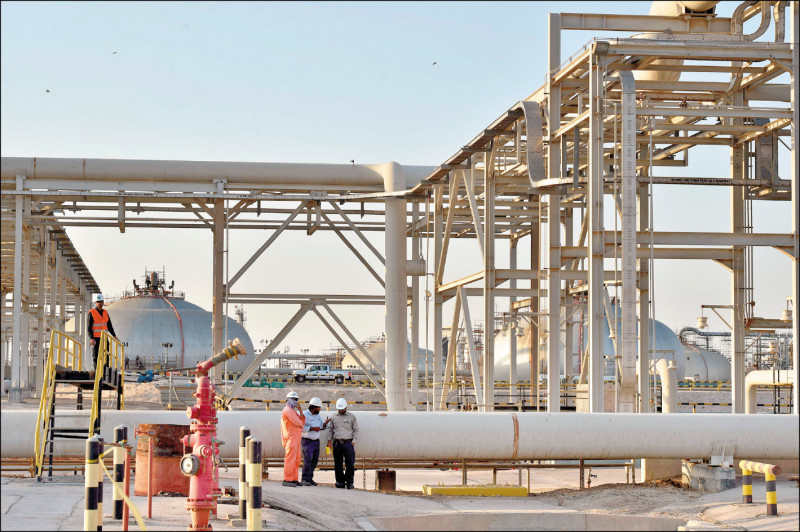 中国商务部数据显示，今年上半年「一带一路」对多国投资大减或归零，唯独对沙乌地阿拉伯持续增加，其中又以能源开发项目为主。图为沙乌地阿美石油公司位于阿布盖格的炼油厂。（法新社档案照）(photo:LTN)