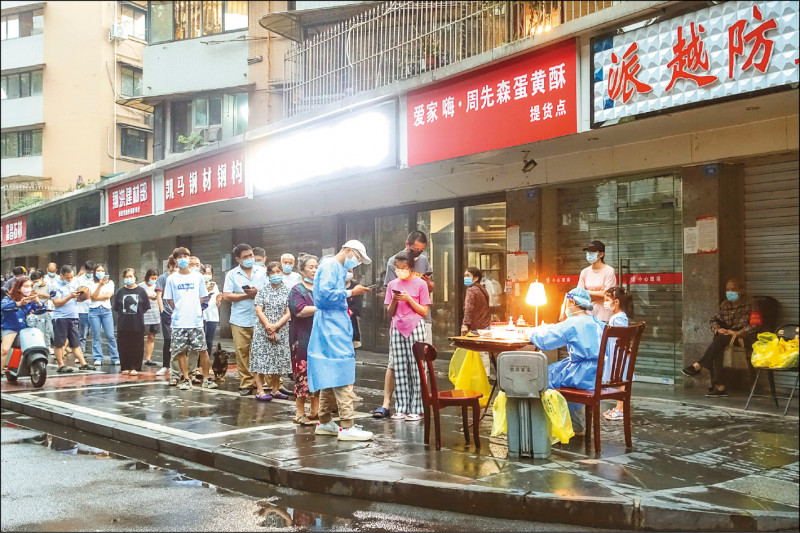 中国四川省成都市核酸检测系统二日晚间出现异常，造成民众在寒风中淋雨、苦等数小时。（欧新社）(photo:LTN)