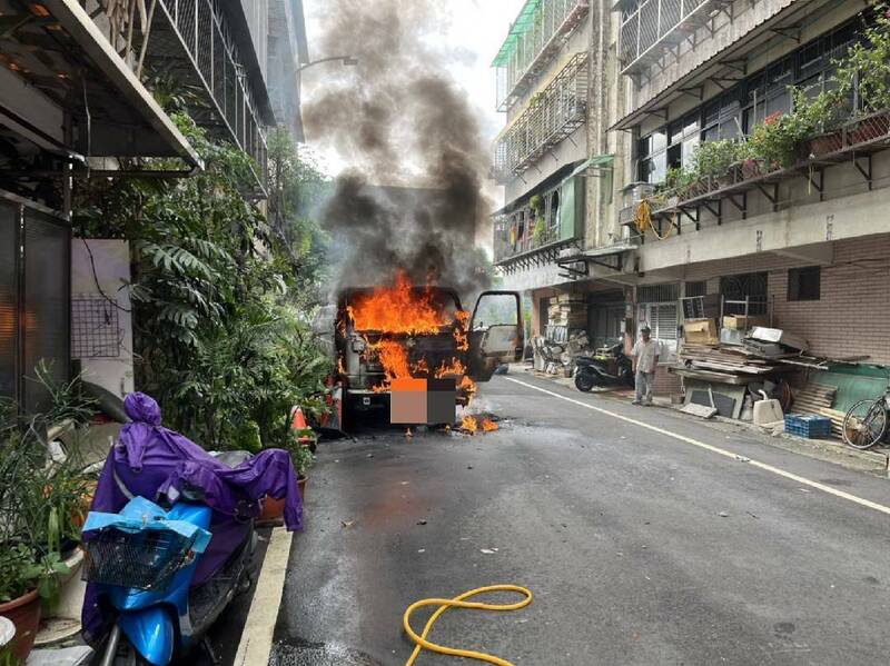 工程車車頭全面燃燒，濃煙直竄天際。（記者吳昇儒翻攝）