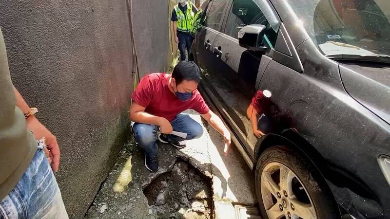 基隆地基掏空車輪下陷，民眾質疑污水下水道工程釀災。（記者林欣漢翻攝）