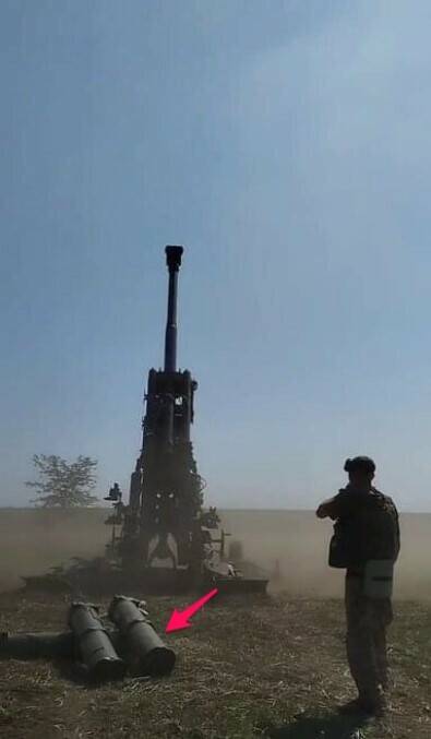 乌军发射M982「神剑」精准导引弹，可透过独特储存弹筒（箭头处），加以识别。（图撷取自推特Ukraine Weapons Tracker）(photo:LTN)