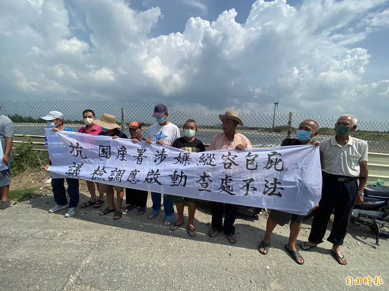 業者租用大甲區國有地違法養鴨，居民拉白布條抗議。（記者歐素美攝）