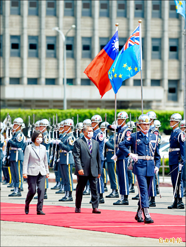 吐瓦魯國總理拿塔諾率團訪台，總統蔡英文昨主持軍禮歡迎儀式。（記者方賓照攝）