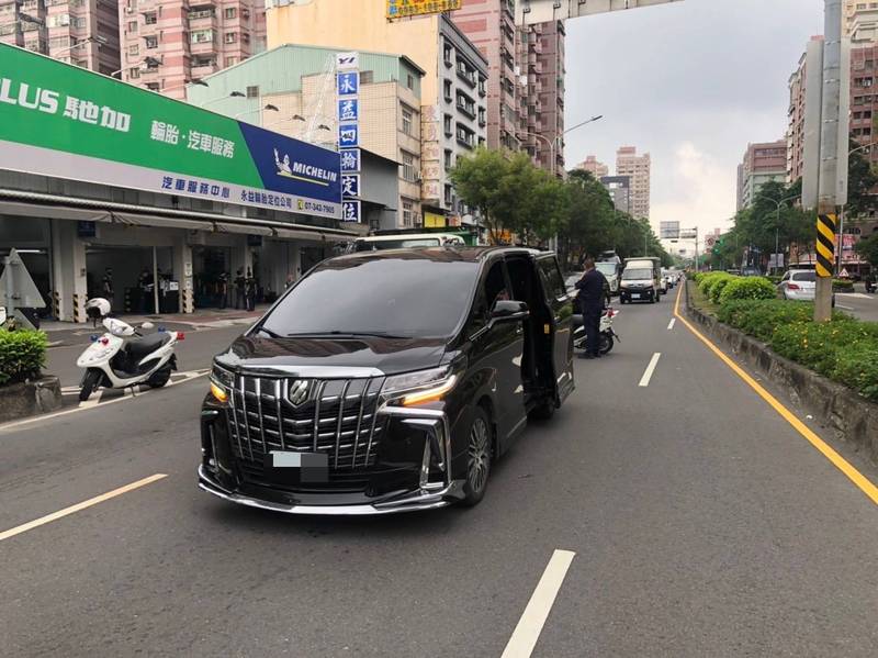 今天上午8點多，1輛未熄火的TOYOTA Alphard停在高雄市區民族一路上，車子一動也不動，其他用路人趕緊報案。（民眾提供）