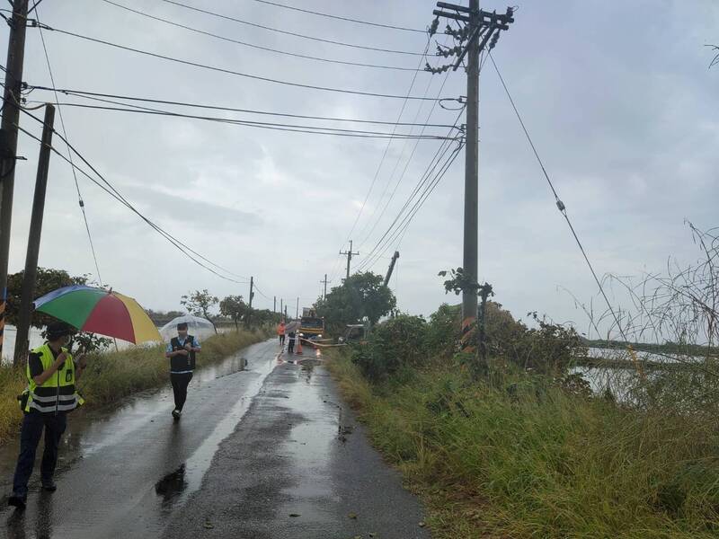 台南七股區發生吊車勾到高壓電起火3男燒成焦屍憾事，台電派員前往搶修。（台電台南區處提供）