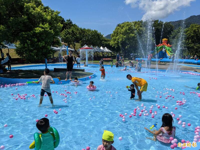 水里玩水節因疫停辦2年，今年復辦人氣頗旺，活動閉幕因颱風延至9月11日，中秋過後活動結束，雖無大型充氣設施，但園區水池仍可照常戲水，公所盼常態營運活化園區。（記者劉濱銓攝）