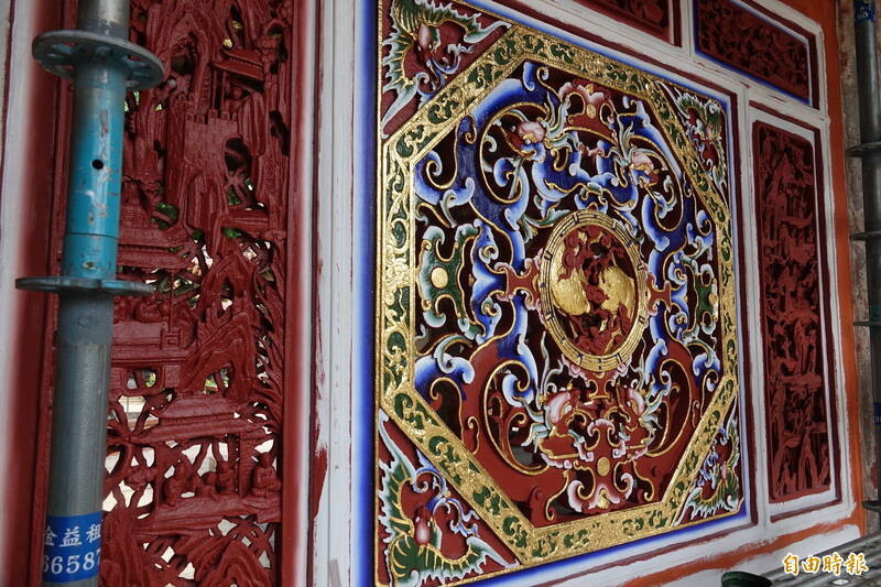 國定古蹟龍山寺經典的「夔龍窗」，成為彩繪的示範區。（記者劉曉欣攝）