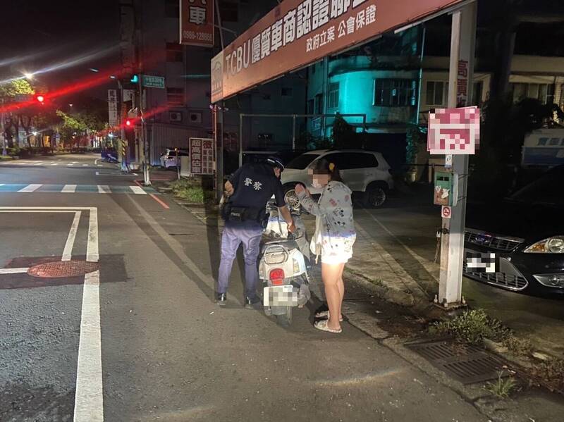 女護理師摸黑牽沒油機車獨行，巡警代購油助她返家。（記者李容萍翻攝）