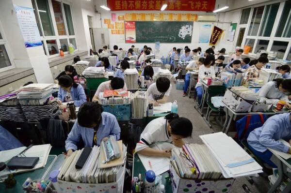 中国一名家长不参与班上集资送老师礼盒的活动，竟然就被逼迫退群。图为中国的初中生。（欧新社）(photo:LTN)