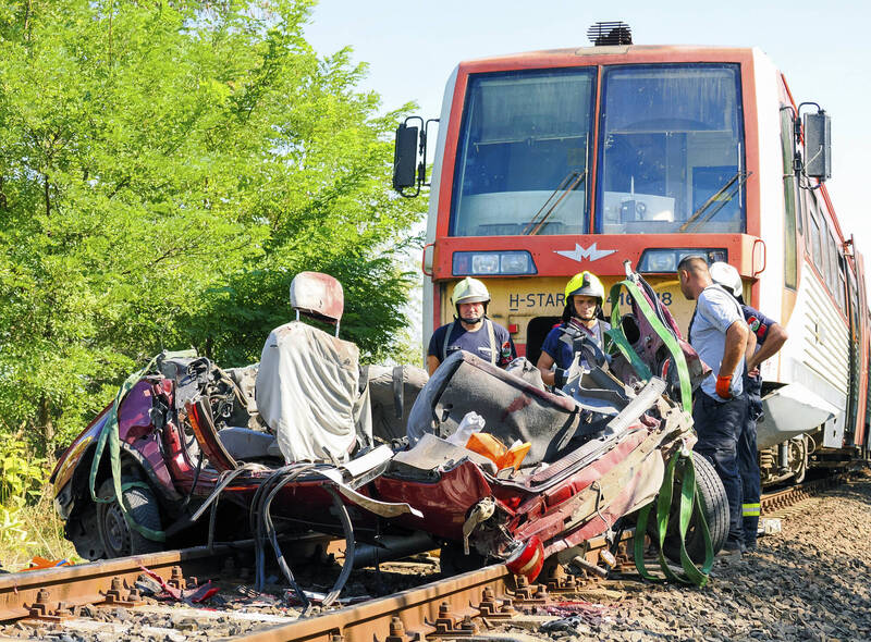 匈牙利南部小村昆费海尔托附近一处铁路平交道5日上午发生火车与汽车相撞事故，造成汽车上7人全数死亡。（美联社）(photo:LTN)