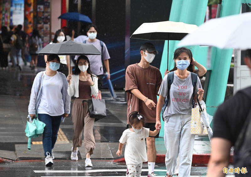 明天（7日）受東北風影響，北部及東北部天氣稍涼，各地也要留意陣雨或雷雨。（資料照）