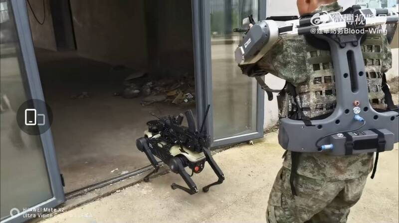 背着95式突击步枪的机器狗与身穿外骨骼的士兵进入室内搜查敌人。战斗机器狗更是国际间竞相研发的产品；然而武装化的机器狗的稳定和实用性仍有待确认。（图撷取自微博）(photo:LTN)