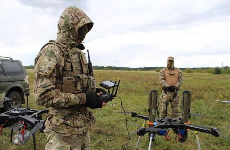 乌克兰无人机操作小组展示无人机机队，其中挂载M72LAW（Light Anti-Armor Weapon）轻型反装甲武器的无人机能攻击装甲车辆或战车最脆弱的顶部部位，对车组人员造成更严重的伤害。（图撷取自推特）(photo:LTN)