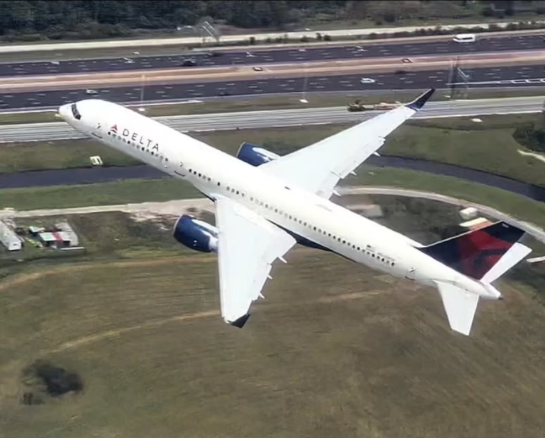 美国机师克拉克日前在自己驾驶的西斯纳小飞机内部拍下与波音757客机擦肩而过的惊险过程。（图撷取自Malik Clarke推特）(photo:LTN)