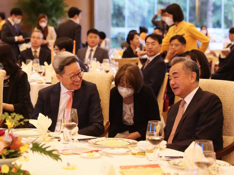 南韩驻中国大使郑在浩（左）透露，他上个月向中国外交部长王毅介绍尹钖悦政府对北韩政策的「大胆构想」。（欧新社）(photo:LTN)