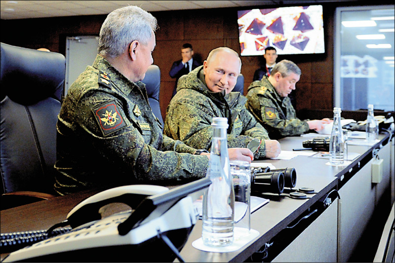 俄罗斯总统普廷（中）6日亲赴远东地区视察「东方—2022」（Vostok-2022）多国联合军事演习。（美联社）(photo:LTN)