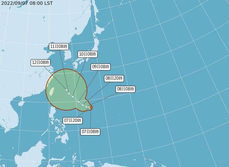 氣象局觀測，TD15約在關島、呂宋島間，朝西南前進，目前預估將朝琉球海面移動，並往東海、黃海方向移動，撲台機率不高，但會間接為台灣帶來水氣。 （取自中央氣象局）