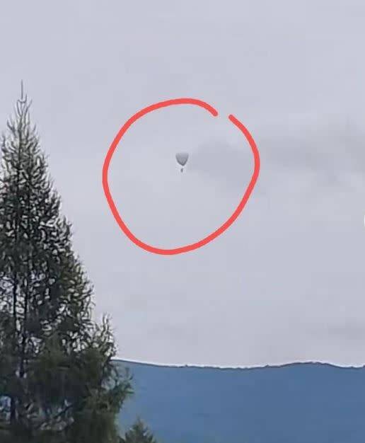 中国2名工人乘坐在氢气热气球上随风飘走。（图翻摄自微博）(photo:LTN)