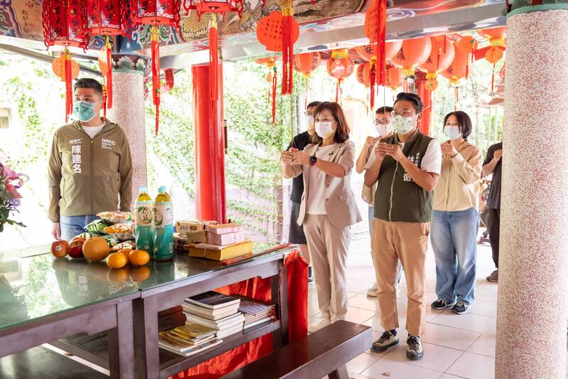 民進黨新竹市長參選人沈慧虹（中）與市議員參選人林盈徹（右）至香山區土地公廟祭祀，就是為了香山區再設一處競選總部成立事宜祈福。（讀者提供）