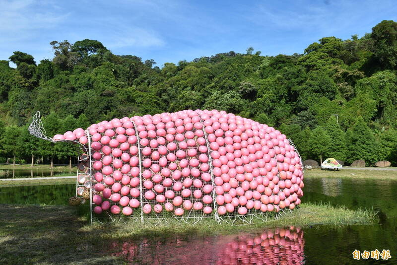 「粉紅泡泡」作品。(記者李容萍攝) 「粉紅泡泡」作品。(記者李容萍攝)