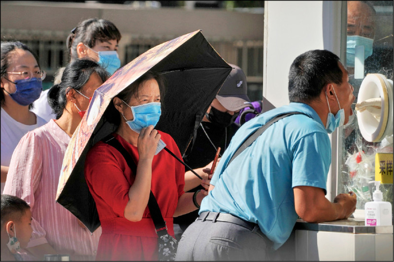 中国上月20以来，至少有74座城市、多达3.13亿人口生活在全面或局部封控措施。图为北京居民排队做核酸检测。（美联社）(photo:LTN)