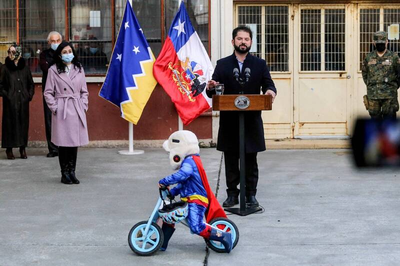 日前智利总统发表公开演说时，被1名乱入的4岁男童给抢走现场焦点。（路透）(photo:LTN)