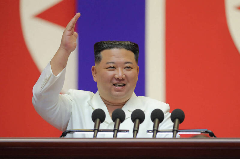 内政部脸书6日的反诈骗「笑死文」引发争议。北韩半官方脸书粉专「朝鲜经贸文化情报 DPRK」也于今日发出「笑死文」，文中提到有些行为「不会笑死，是真的会死」。图为北韩最高领导人金正恩。（法新社）(photo:LTN)
