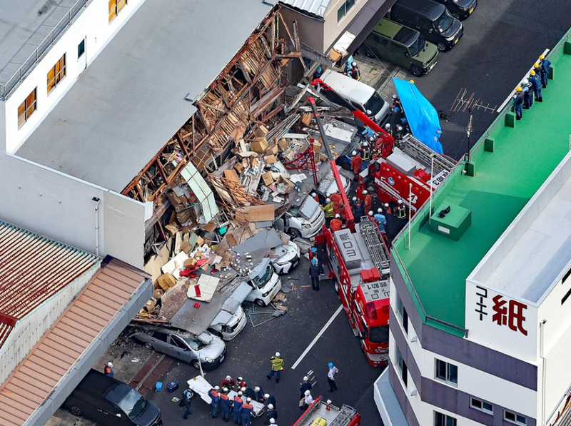 日本山口县一家杂货批发商的仓库7日突然倒塌，造成1死2伤，并压毁数辆汽车。（图翻摄自推特）(photo:LTN)