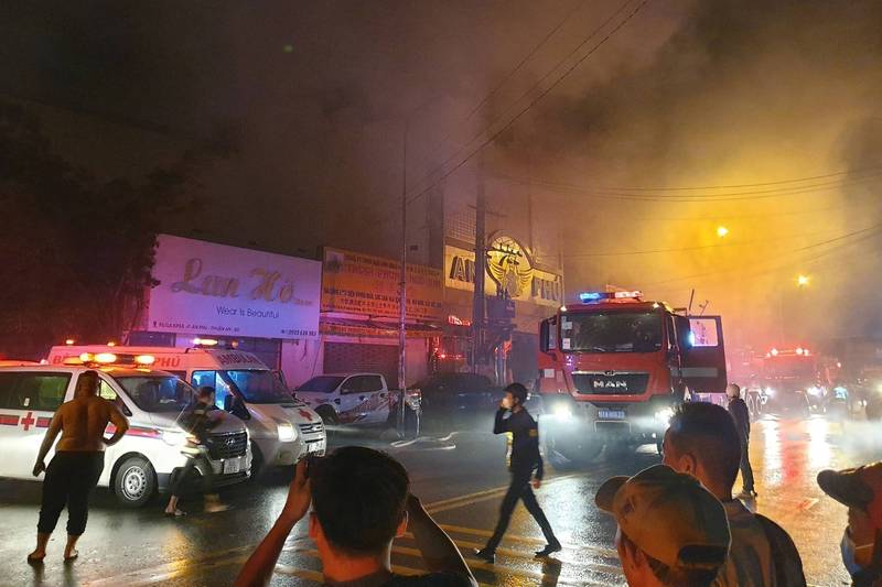 越南6日晚間1間KTV發生嚴重火災,造成12人死亡。(法新社) 越南6日晚間1間KTV發生嚴重火災,造成12人死亡。(法新社)