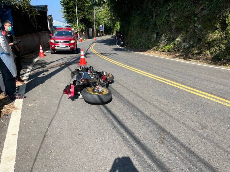 呂婦先勾到電線摔車後，29歲紅牌重機騎士也跟著中招「犁田」倒地，有路過的好心民眾發現2人摔車，立即協助去電報案。 （記者闕敬倫翻攝）