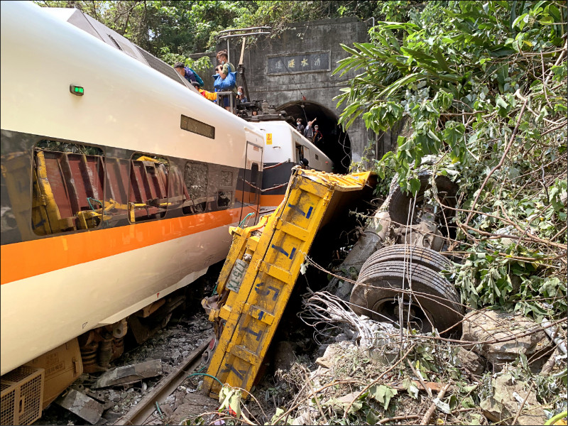 台鐵第408次太魯閣號列車去年4月發生重大事故，出軌撞擊清水隧道北口，造成49人死亡、300餘人受傷。（資料照）