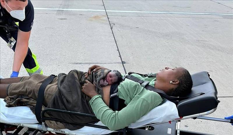母子从飞机上被推出，伊费奥玛紧抱着刚出生的女儿，画面相当感人。（图翻摄自推特）(photo:LTN)